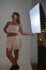 Top strapless color beige con espalda descubierta y lazo ajustable.