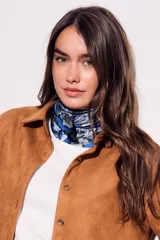 Pañuelo tipo bandana de tela ligera con estampado paisley en tonos azules y celestes.