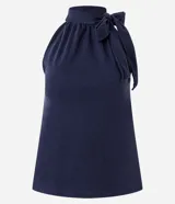 Blusa sin mangas color azul marino, con cuello alto y detalle de lazo integrado en el escote.