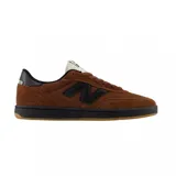 Championes urbanos New Balance modelo 440, color marrón con detalles en negro. Confeccionados en gamuza y malla, presentan el logo lateral característico y suela plana de goma.