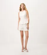Short de sarga color blanco, de corte evasé con diseño de tiro medio, pasacintos en la cintura, bolsillos y botamangas con vuelta.