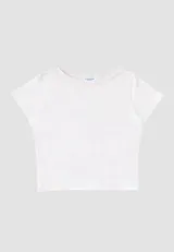 Remera blanca de corte crop, cuello redondo y mangas cortas.