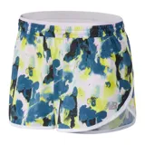 Short deportivo New Balance modelo Accelerate, con estampado abstracto en tonos azul, amarillo y blanco. Presenta cintura elástica, bordes redondeados con ribete blanco y logo reflectante en la pierna.