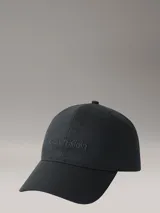 Gorra de béisbol de 6 paneles color negro, confeccionada en ramio de lino, con logo de Calvin Klein bordado en tono a tono en el frente. Posee ojales bordados y cierre metálico ajustable en la parte trasera.
