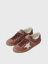 Zapatillas Golden Goose modelo Super-Star confeccionadas en gamuza encerada de color marrón, con la característica estrella lateral en cuero nappa blanco y suela de goma con efecto envejecido.