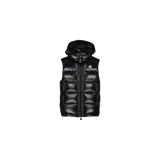 Chaleco puffer Moncler modelo Bormes, color negro, confeccionado en tejido brillante con relleno de plumas. Cuenta con capucha desmontable, cierre frontal de cremallera y bolsillos laterales.