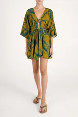 Kimono fluido con estampado abstracto en tonos mostaza y verde azulado, con mangas tres cuartos y lazo ajustable en la cintura.