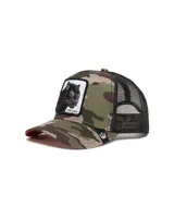 Gorra tipo trucker con visera curva, frente estampado con camuflaje y parche bordado de una pantera negra. Posee paneles traseros de malla negra y cierre ajustable.