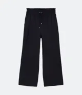 Pantalón pantalona negro de crepé con cintura elástica ajustable con lazo, bolsillos laterales y corte amplio.