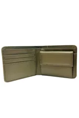 Billetera de cuero color verde oliva, con costuras negras y logo de la marca grabado en la esquina inferior derecha.