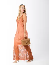 Vestido largo color terracota con breteles finos, escote en V y detalles de encaje en el ruedo y escote.