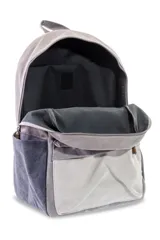 Mochila azul de lona tipo canvas con bolsillo frontal y logo de la marca en etiqueta de cuero.