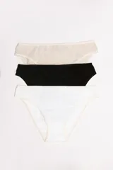 Pack de tres bombachas tipo vedetina de algodón, en colores beige, negro y blanco, con terminaciones elásticas suaves.