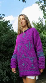 Sweater tejido de punto artesanalmente, de corte oversize, con diseño geométrico y bordados en contraste de color.