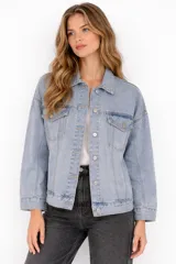 Campera de jean de corte holgado, con cierre frontal de botones metálicos, cuello clásico y bolsillos frontales con solapa.