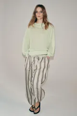 Jersey de punto extrafino con lana, de color verde menta, con cuello redondo y manga larga de hombros caída.