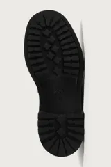 Mocasín de piel color negro, con diseño superior liso, detalle de antifaz en el empeine, horma redonda y suela track dentada.