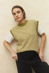 Chaleco tejido a rayas horizontales color verde oliva y beige, sin mangas y con cuello redondo.