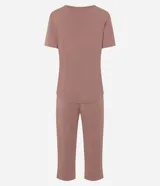 Pijama largo de dos piezas confeccionado en viscolycra color rosado. Incluye una remera de manga corta con escote en V adornado con encaje y un pantalón de corte recto con cintura elástica.