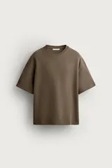 Sudadera de corte relaxed fit confeccionada en tejido interlock de algodón, con cuello redondo y manga corta.
