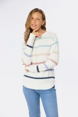 Suéter de tejido fino color azul marino con rayas horizontales en tonos pastel (rosa pálido, blanco y celeste/lila). Presenta cuello redondo y mangas largas.