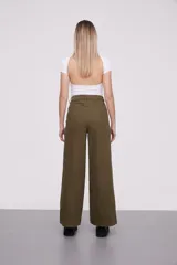 Pantalón de jean blanco, de corte ancho y tiro alto.