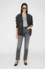 Cardigan Banks de punto suave con mezcla de alpaca, diseño de estampado animal print en tonos grises y negros, escote en V, mangas largas y dos bolsillos de parche frontales.
