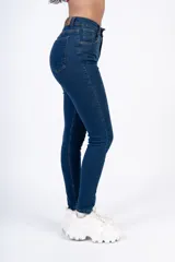 Pantalón de jean azul oscuro, de tiro alto y corte ajustado.
