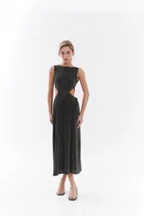 Vestido midi largo de tejido con hilo lurex en tono marrón oscuro, sin mangas, con escote redondo y aberturas cut-out laterales en la cintura.