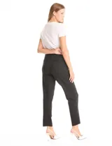 Pantalón de vestir negro de corte recto, con cintura elástica ancha y bolsillos laterales funcionales. Presenta un diseño minimalista sin cierres ni botones, con bolsillos traseros tipo ojal simulados.
