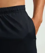 Bermuda deportiva corta para hombre, color azul marino oscuro, con cintura elástica y cordón de ajuste interno.