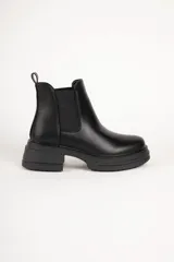 Botas Chelsea negras de cuero sintético, con elástico en los laterales, punta redonda y suela track de 6 cm de alto.