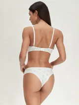 Conjunto de ropa interior negro, compuesto por un corpiño con aro y breteles regulables, y una bombacha tipo bikini con detalle de puntilla.