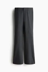 Pantalón sastrero gris oscuro de tiro alto, con corte acampanado, trabillas para cinturón y cierre frontal con cremallera y gancho oculto.