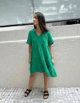 Vestido corto rojo con escote en V, mangas cortas con volados y corte escalonado.