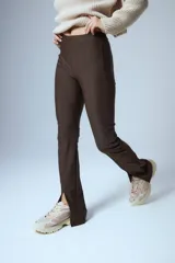 Calza semi-oxford color marrón oscuro de lycra gruesa, tiro alto y corte ajustado.