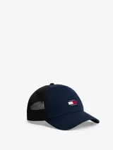 Gorra estilo trucker de color azul marino con paneles traseros de malla negra. Presenta un parche frontal con el logo de Tommy Jeans en colores rojo, blanco y azul.