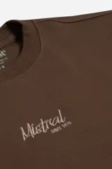 Remera de manga corta con textura marcada, cuello redondo y logo bordado frontal de la marca Mistral.