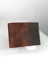 Billetera masculina confeccionada en cuero, con diseño bicolor en tonos marrón claro y oscuro. Presenta un detalle grabado de un búho en la parte frontal.