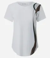 Remera deportiva de mujer Get Over, confeccionada en microfibra blanca con cuello redondo, manga corta y un diseño estampado de ondas en color verde y marrón en el lateral izquierdo.