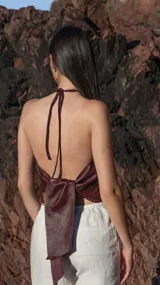 Top de cuero burdeos con espalda abierta y tiras para atar al cuello.