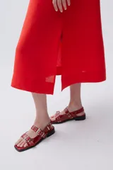 Vestido midi rojo de lino y viscosa, con escote en V y corte recto.