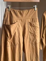 Pantalón tipo palazzo color camel de jersey de algodón, con tiro medio, faja ancha en la cintura y bolsillos delanteros aplicados.