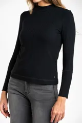 Polera de manga larga con cuello alto, confeccionada en tejido de punto acanalado. Presenta un diseño ajustado al cuerpo con puños definidos.