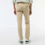Pantalón chino de twill color beige, de corte recto y ajuste clásico con presillas para cinturón.