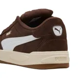 Championes Puma de gamuza color marrón, con la clásica franja lateral en color blanco y suela de goma en tono tostado.