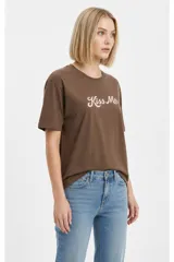 Remera de algodón de manga corta y cuello redondo, con corte holgado y estampado frontal con la frase "NOTHING IS REAL".