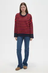Sweater de tejido de punto con diseño de rayas horizontales en color rojo y azul marino, de corte holgado, cuello redondo a la base y mangas largas.