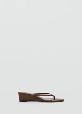 Sandalias de taco cuña color marrón, con tiras finas estilo thong y diseño destalonado.
