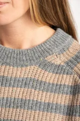 Sweater de tejido de punto con diseño de rayas horizontales alternando gris y beige. Presenta cuello redondo y mangas largas con costura decorativa visible en los laterales.